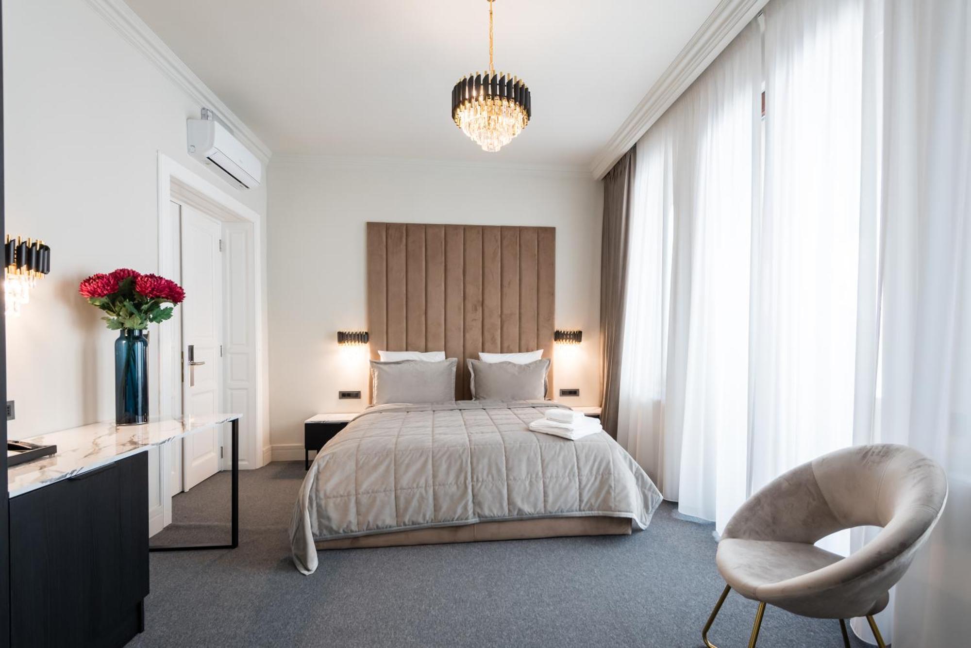 Highline Downtown Aparthotel Oldtown Unirii Square Букурещ Екстериор снимка