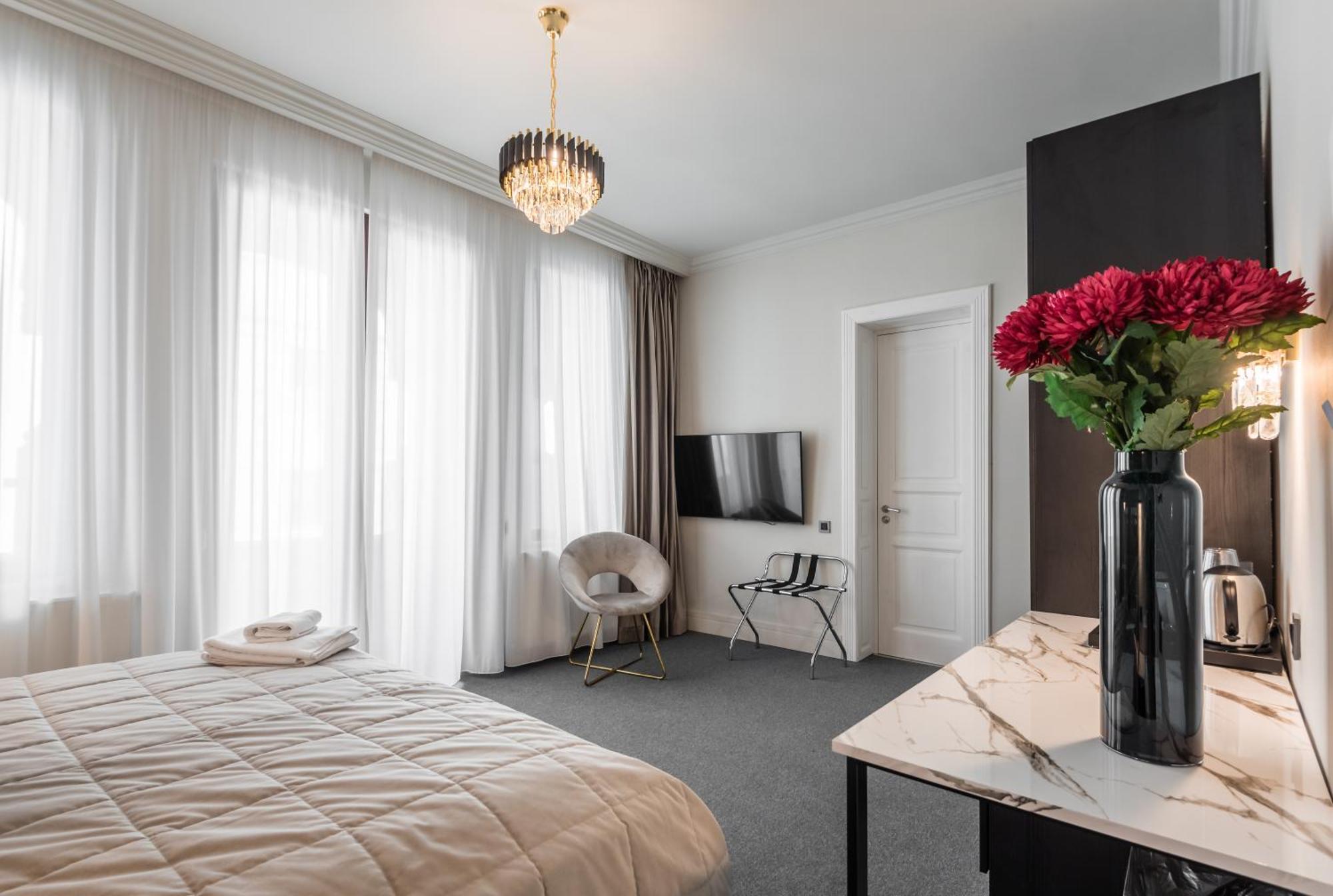 Highline Downtown Aparthotel Oldtown Unirii Square Букурещ Екстериор снимка