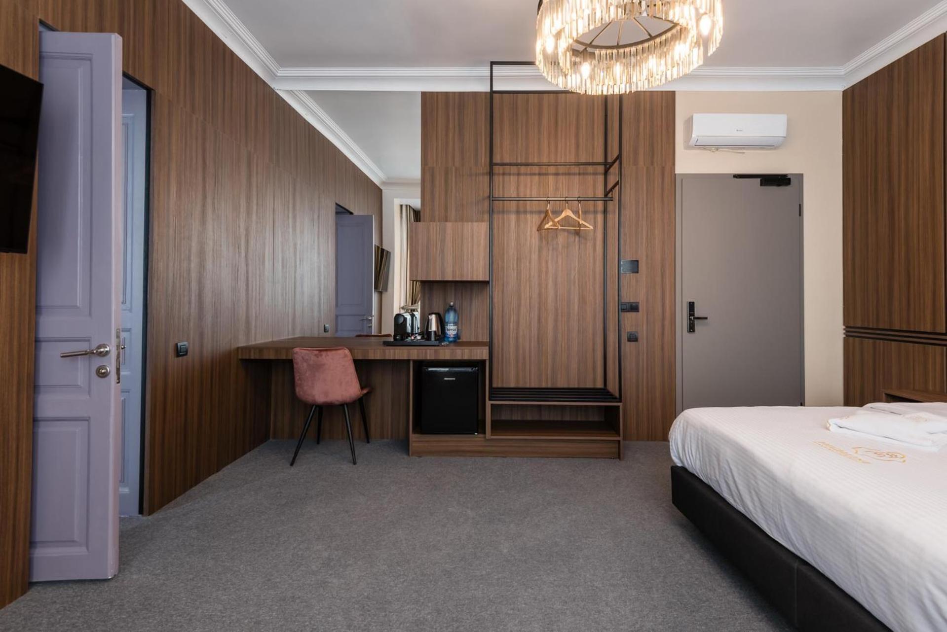Highline Downtown Aparthotel Oldtown Unirii Square Букурещ Екстериор снимка